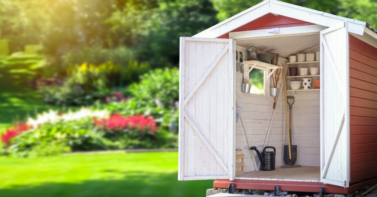 Praktikus kerti tároló ötletek, amik rendet és stílust hoznak a kertbe