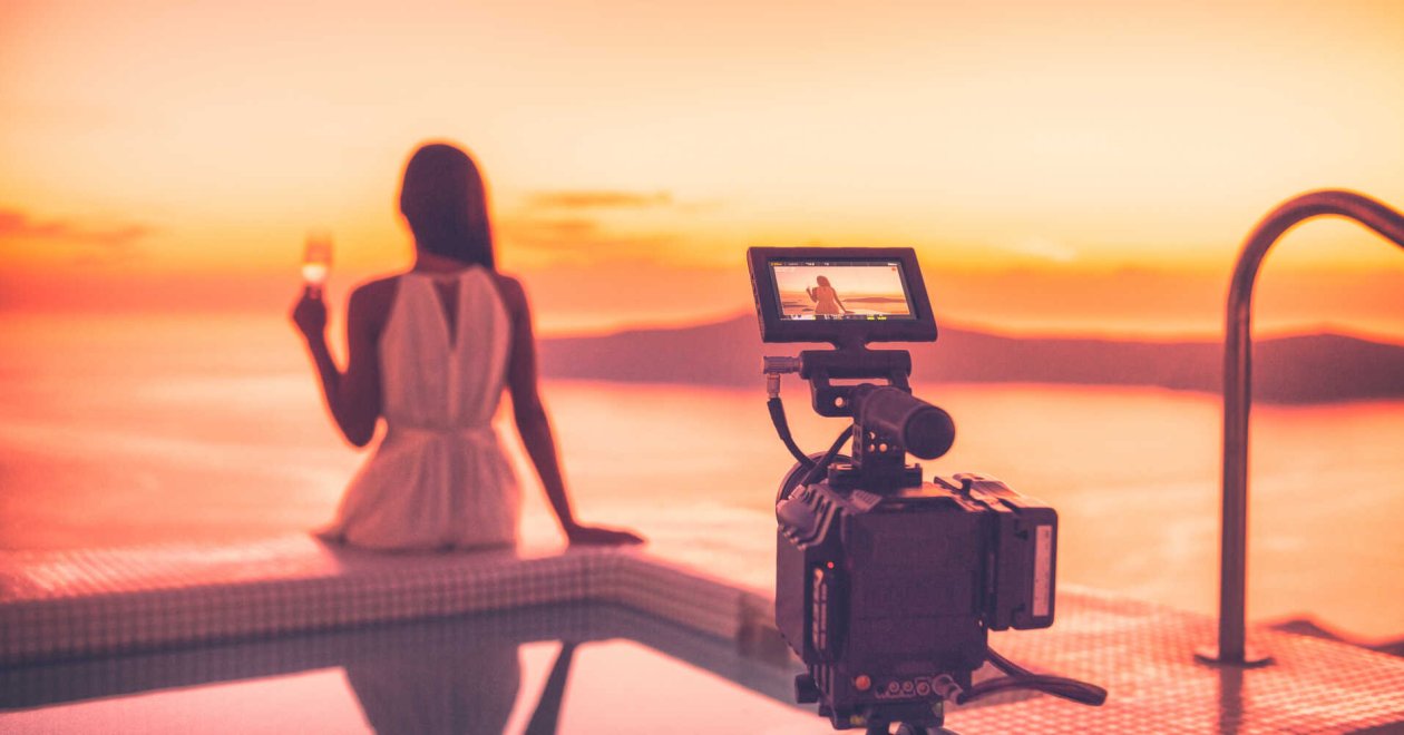 közösségi média szálloda