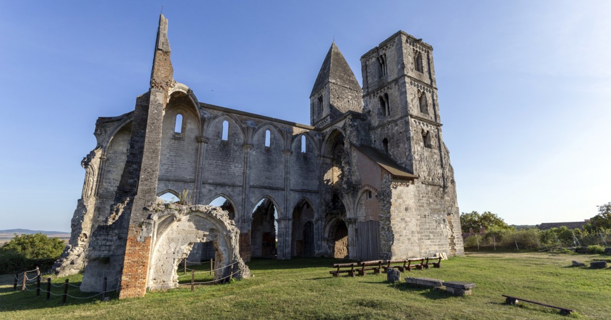 Újjáépül a Zsámbéki Romtemplom: megosztó kérdés a gyönyörű romokról