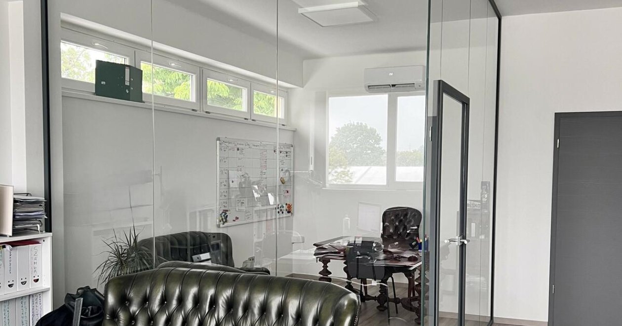 Referenciánk: az A.G.T. Holding Kft. irodaházának üvegfalai és üvegajtói