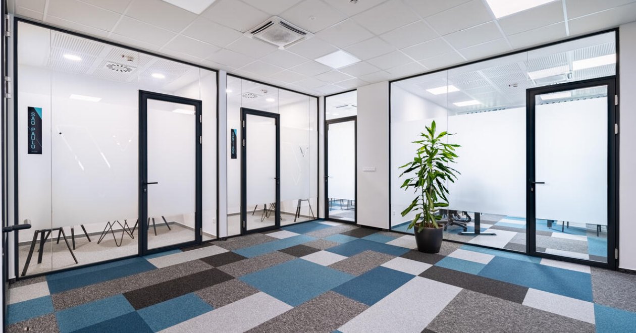 Our reference: the glass partition systems of Vincotech Hungária Kft's office ► with video