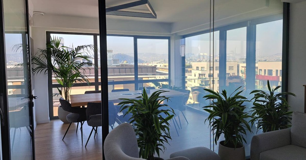 Referenciánk: a MeOut Group irodájának üvegfala