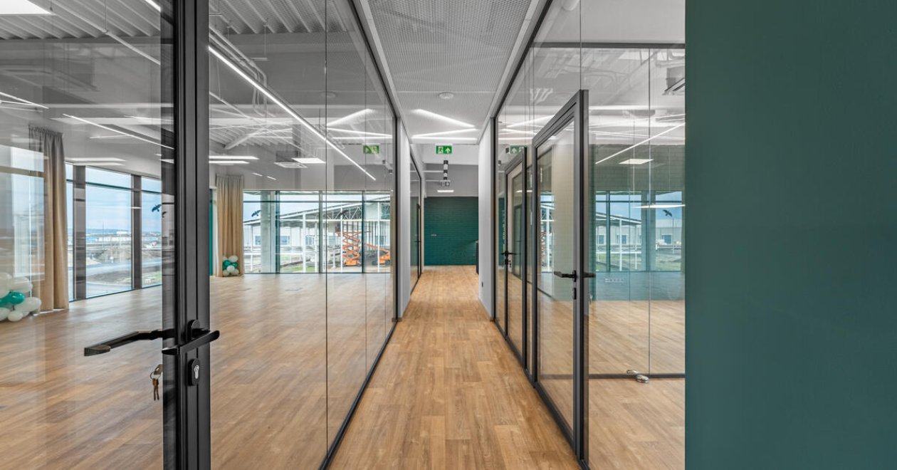 OUR REFERENCE: THE NEW OFFICE BUILDINGS’S GLASS WALLS OF AGRO SZIKA KFT. ► WITH VIDEO
