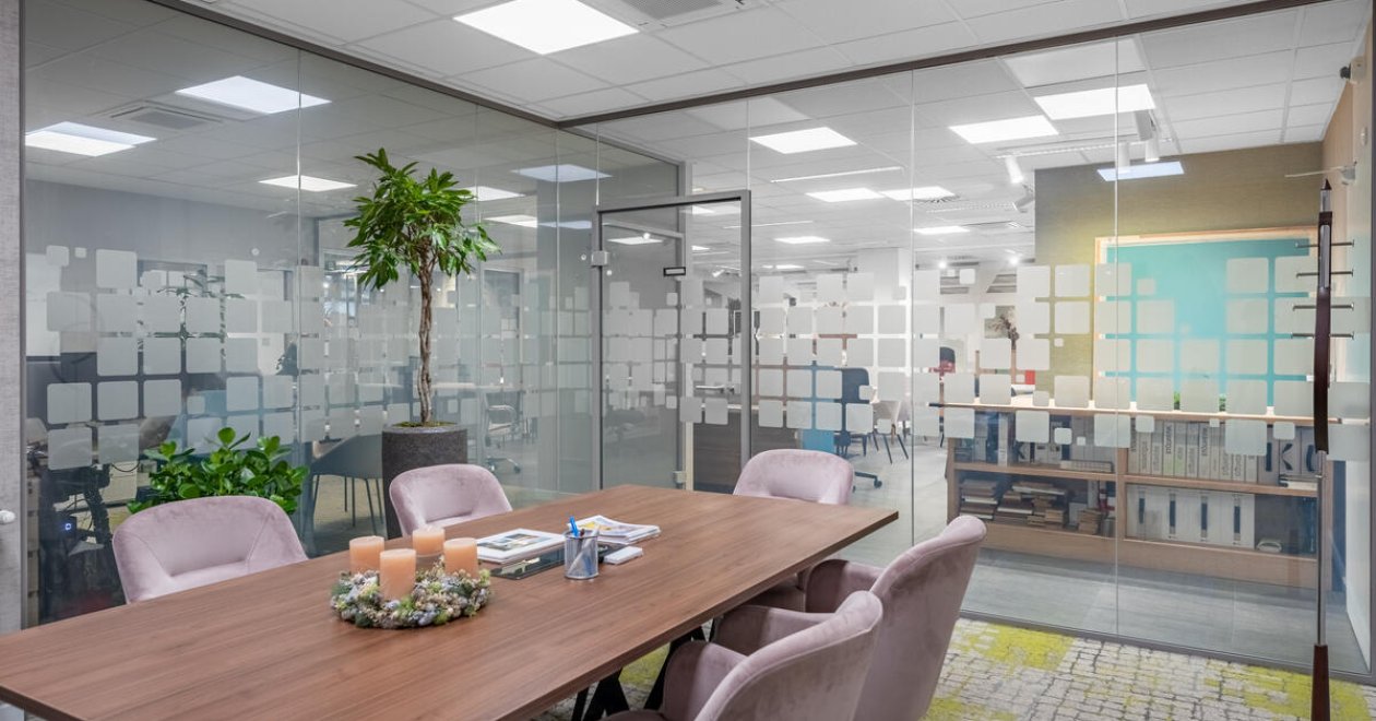 Our reference: the Iroda 2000 kft.'s glass walls ► WITH VIDEO