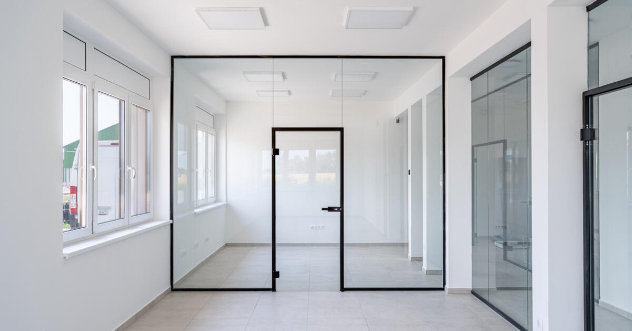 Egyrétegű üvegfalak keret nélküli üvegajtóval