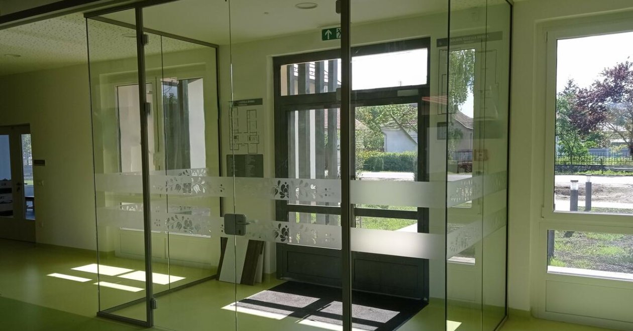 Referenciánk: a Boldog Gizella Katolikus Óvoda szélfogó üvegfala