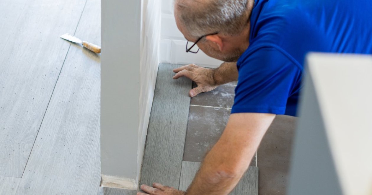 Vinyl csempére: gyors és egyszerű padlóburkolás