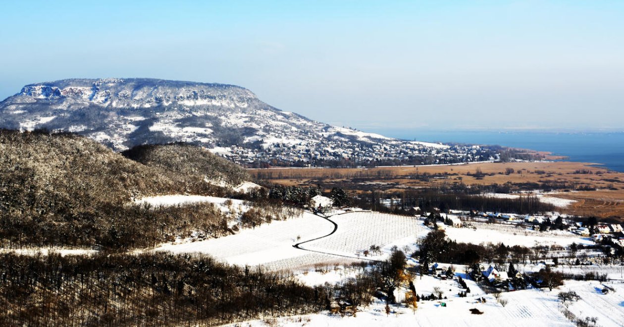 Töltődj fel egy balatoni kirándulással télen is! Mutatunk 3 erre tökéletes helyet!