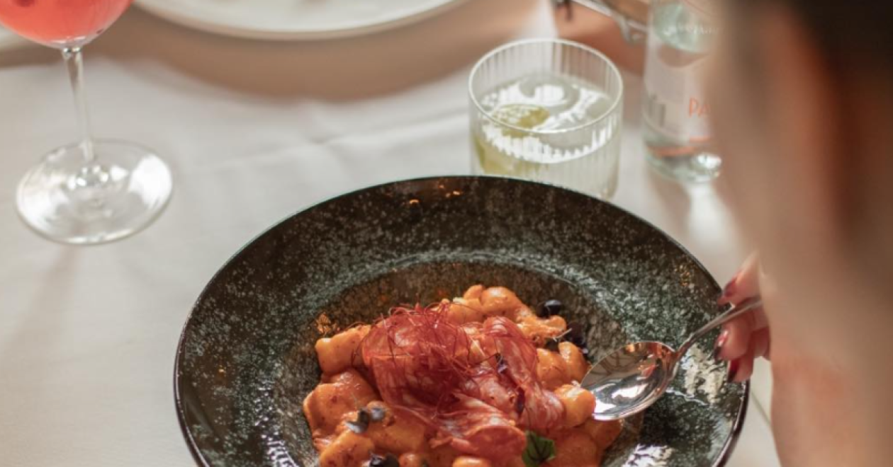 Céges rendezvényhelyszín: egy elegáns étterem frekventált helyen