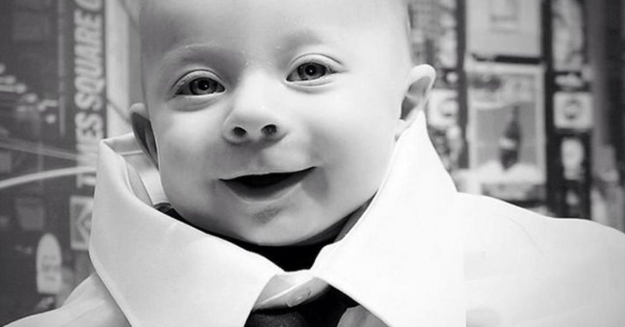 A legújabb netes őrület: babák öltönyben