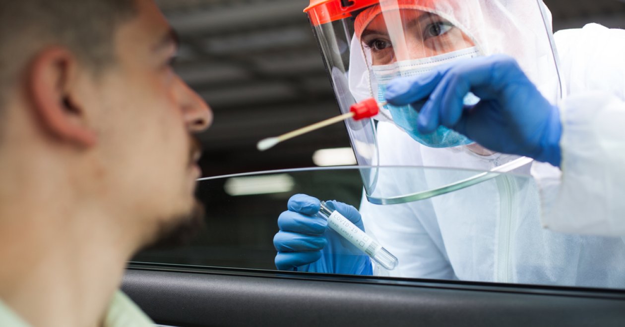 Gyakorlati tudnivalók a COVID-19 tesztekről utazóknak és munkavállalóknak