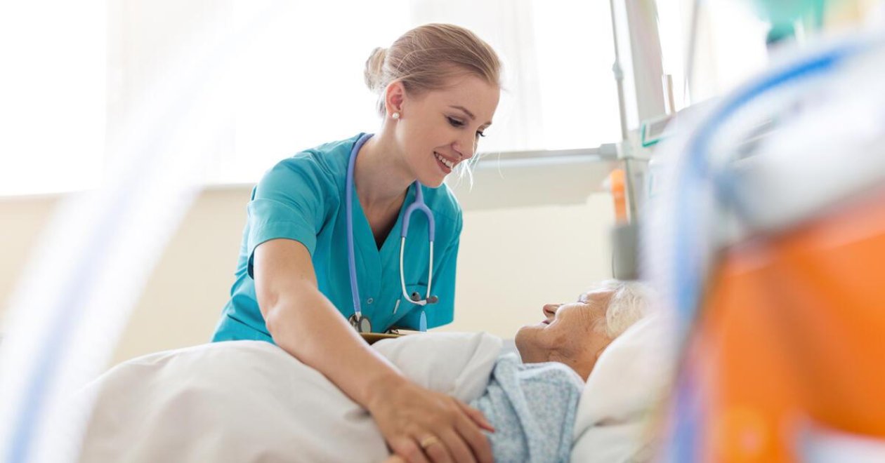 Ápoló képzés - Az egyetemi vagy a szakképzést érdemes választani?