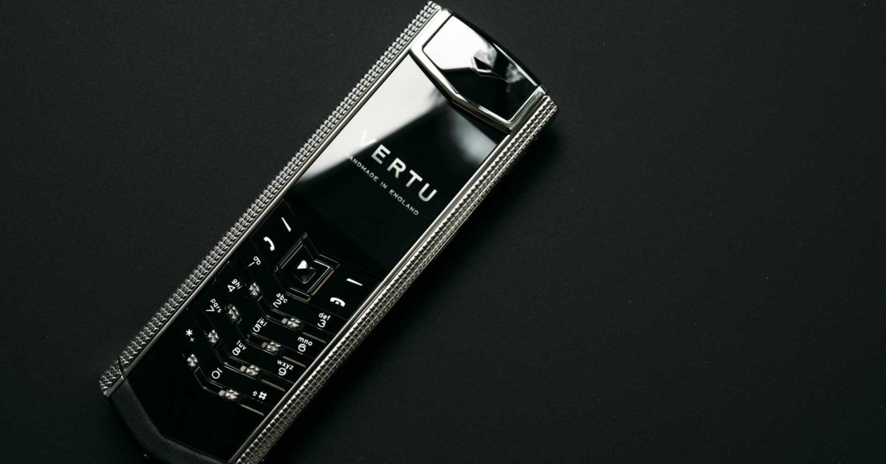 Itt egy igazán férfias mobiltelefon, a Vertu gyártótól