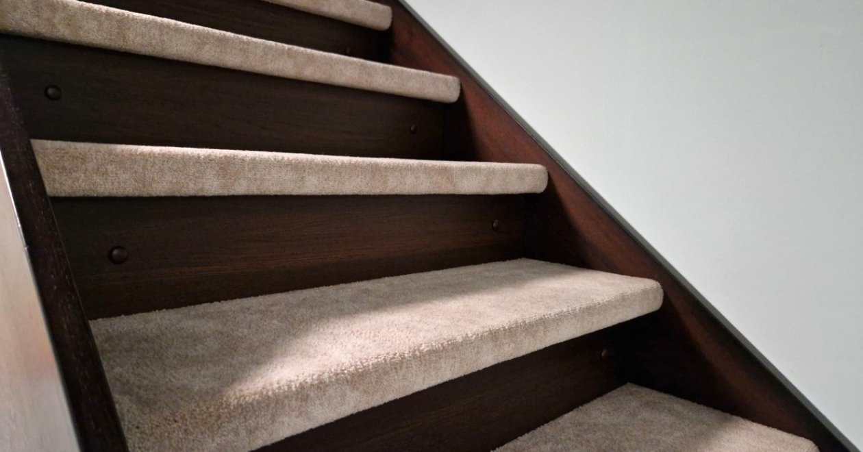 Beltéri lépcső burkolatok – amikor nemcsak a padlón múlik az összhatás