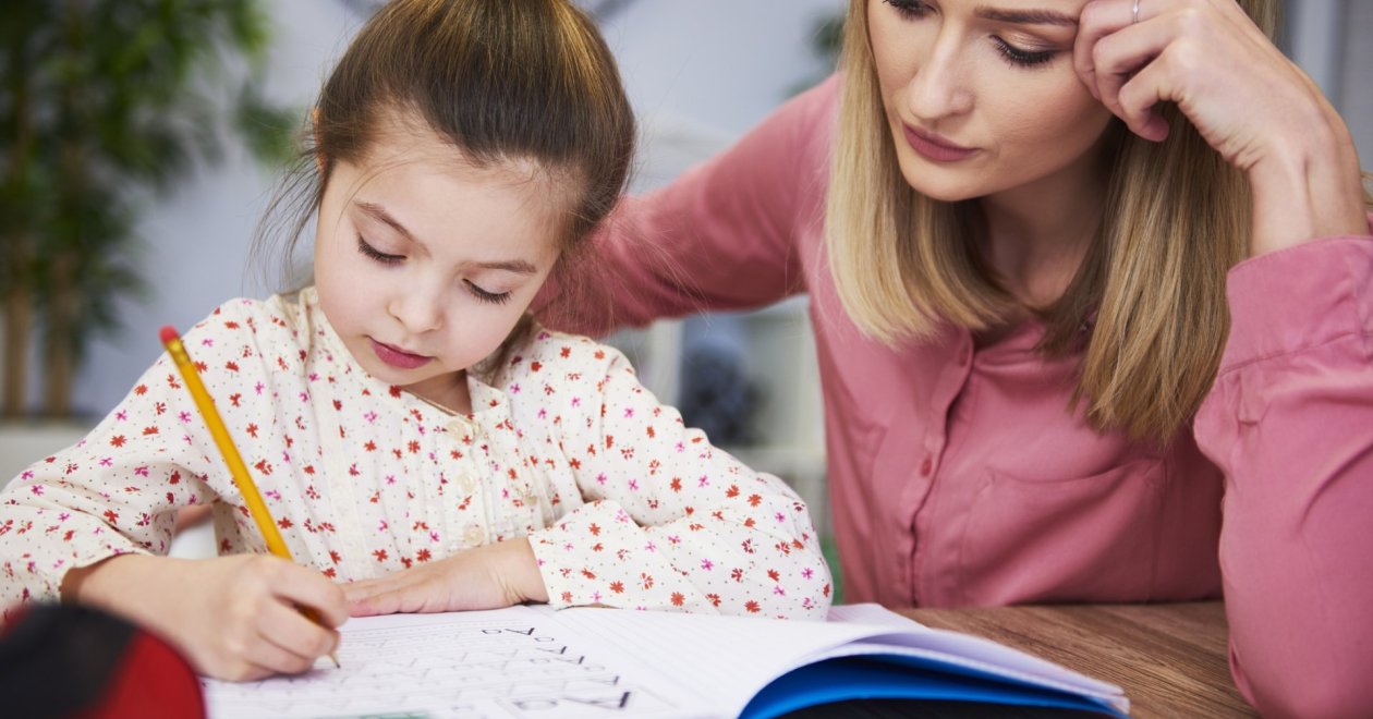 Hány éves korig kell leülnünk a gyerek mellé tanulni?