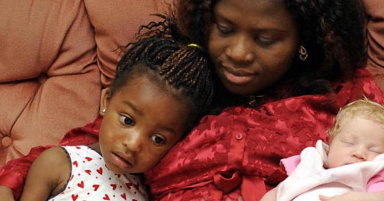 Fekete házaspár fehér kislánnyal