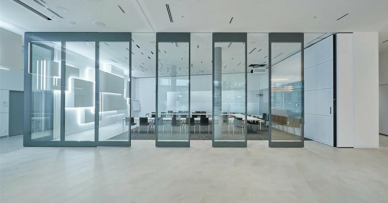 Human-centered and future-proof workspaces with glass and mobile walls