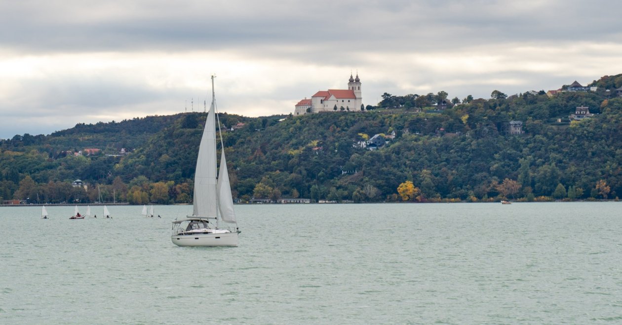 Mit mutatnak a számok? Tényleg többen "telelnek" már a Balatonnál?