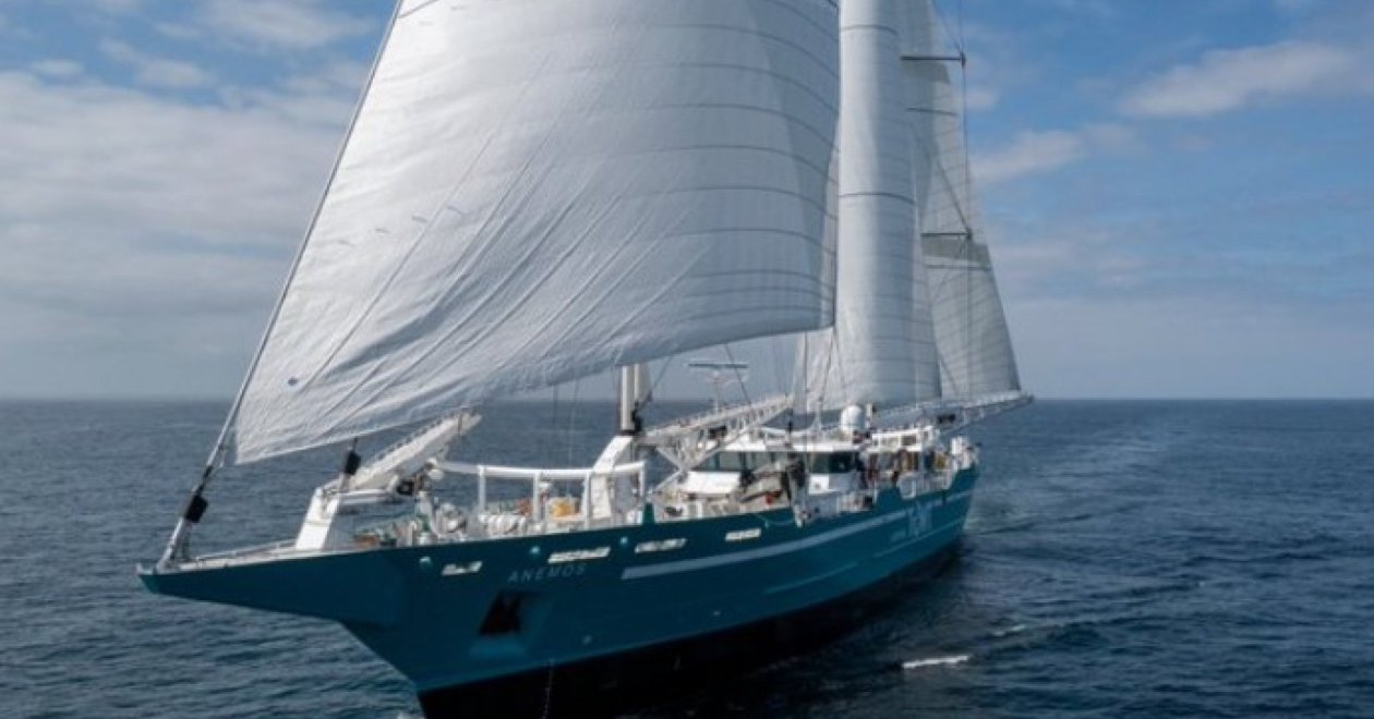 Kifutott az óceánra az Anemos: a világ legnagyobb vitorlás teherhajója