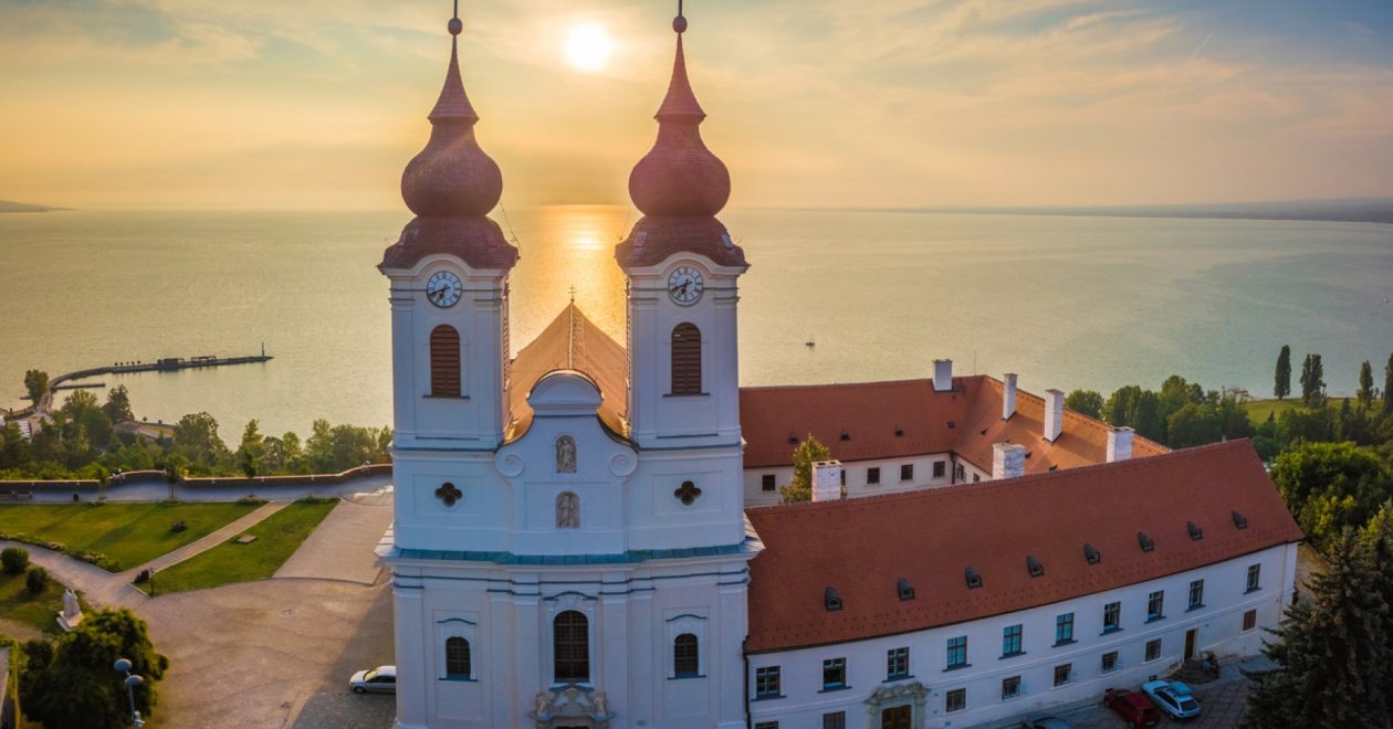 Tihanyi Szabadtéri Játékok 2024: Színházi élmények a Balaton partján