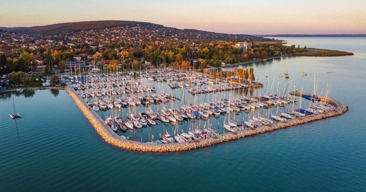 Alsóörs lett a legnagyobb balatoni vitorlásközpont – Exkluzív interjú a város polgármesterével