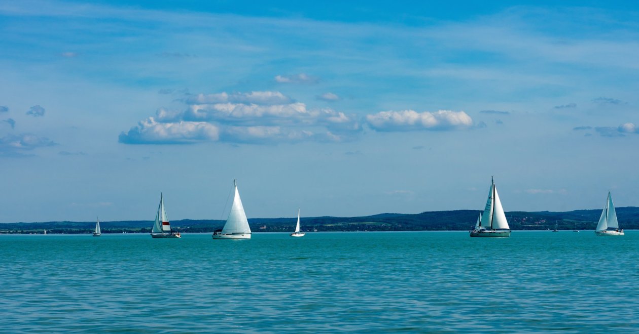 Így zajlott a balatoni évadnyitó Kékszalag Port Nagydíj - Rekordnevezés és gyászszalag Sopiért