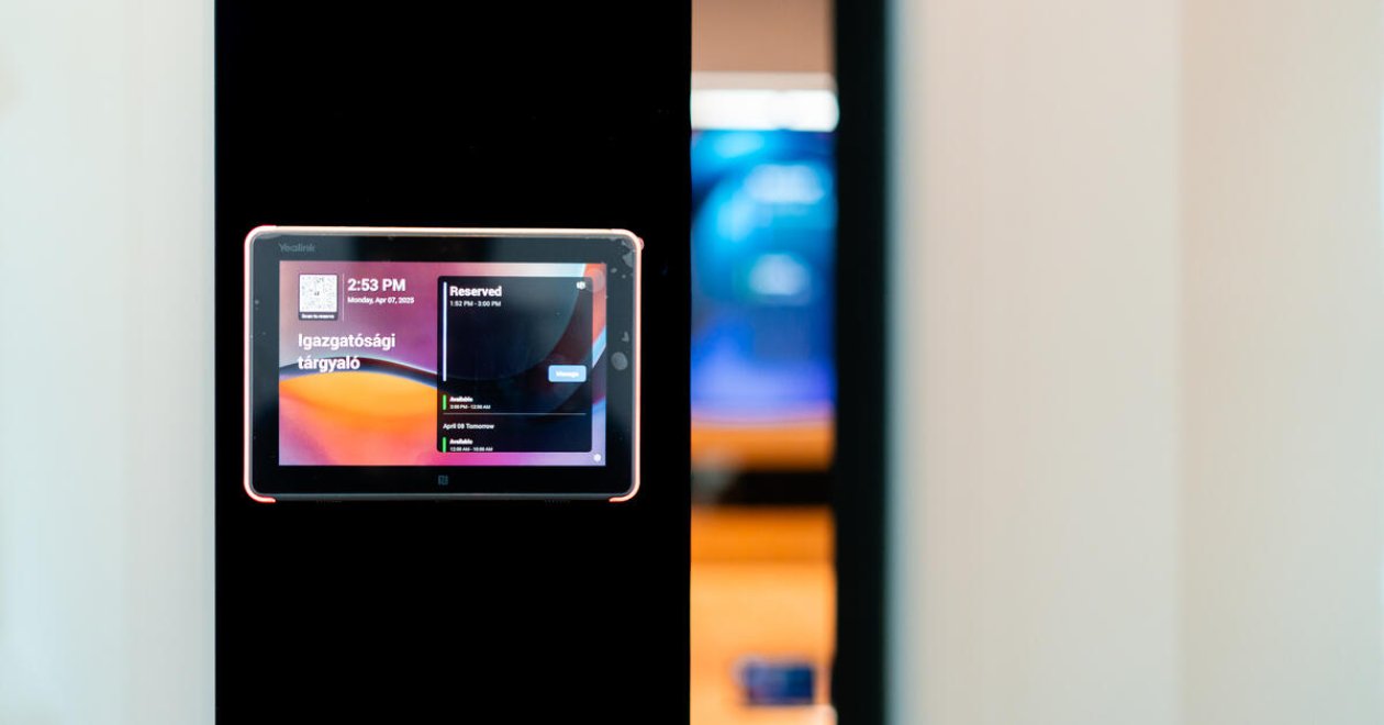 Optional accessory for glass partitions: meeting room occupancy display