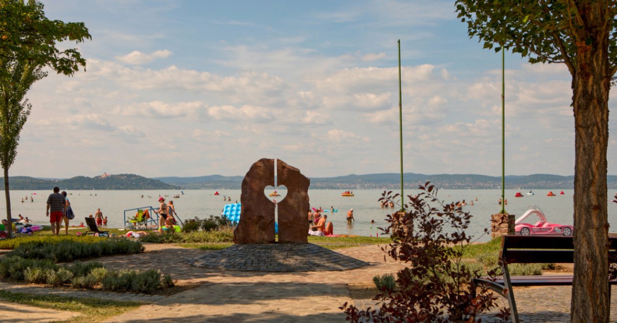 Ahol a levegő is más – Miért választanak egyre többen otthont a Balaton partján?