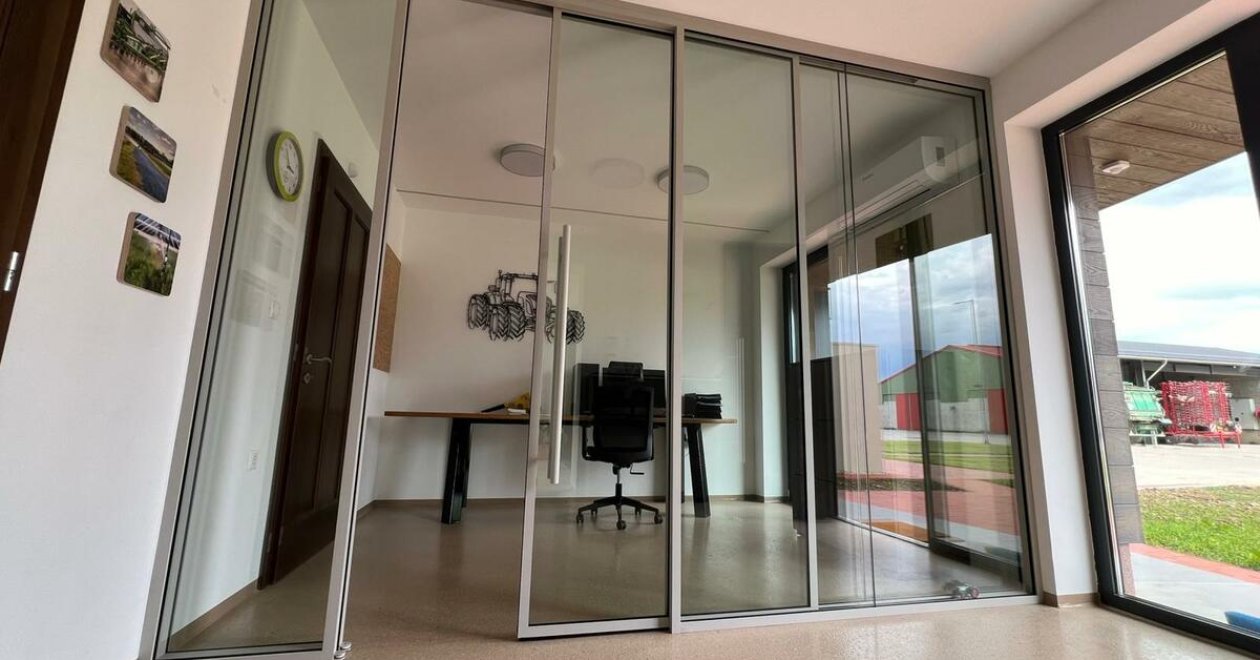 A hanggátló tolóajtók új dimenziója – előnyök, műszaki megoldások és jövőkép