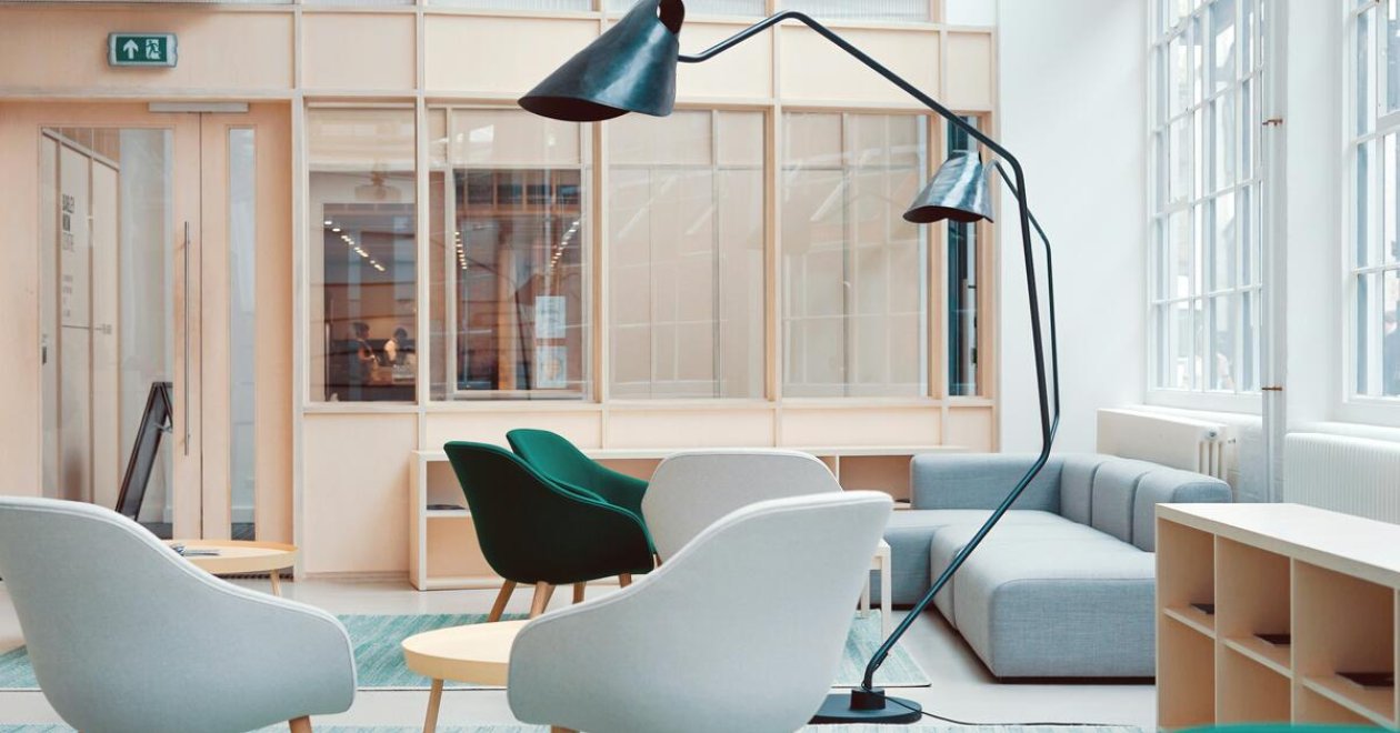 Boldog dolgozó, sikeres cég? Munkahelyi wellbeing trendek és irodahasználat a hibrid korban