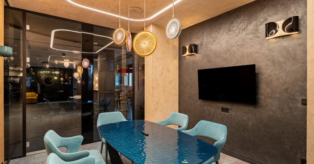 A zsebükbe nyúlnak a nagyvállalatok: beruházási kedv, hibrid iroda és wellbeing fókusz 2025-ben