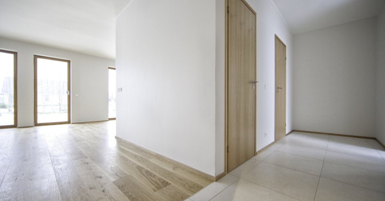 Ragasztható vinyl padló – stílusos és tartós burkolat minden helyiségbe