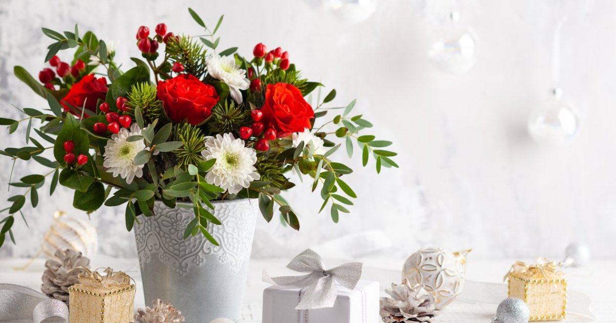 5 kreatív virágos asztaldísz, amelyek feldobják az ünnepi asztalt