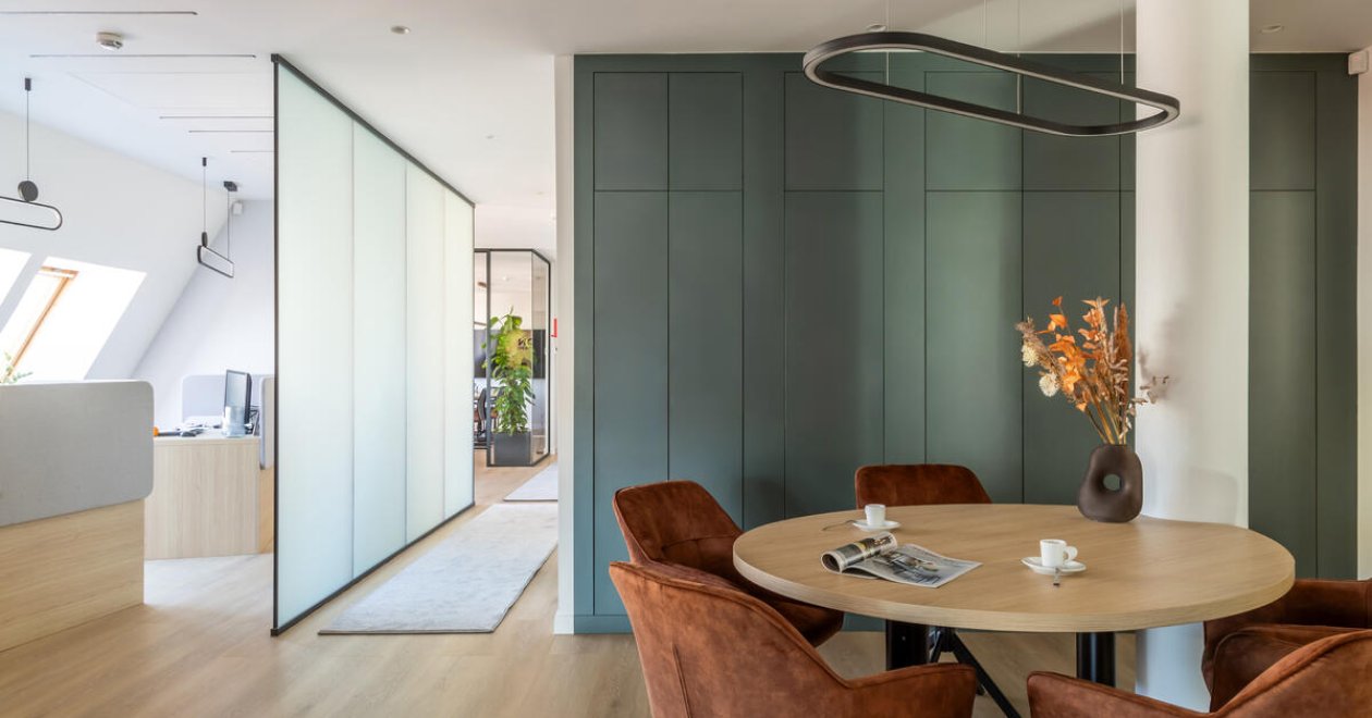 Őszi fények az irodában – amikor minden fény számít a SIMO üvegfalakkal