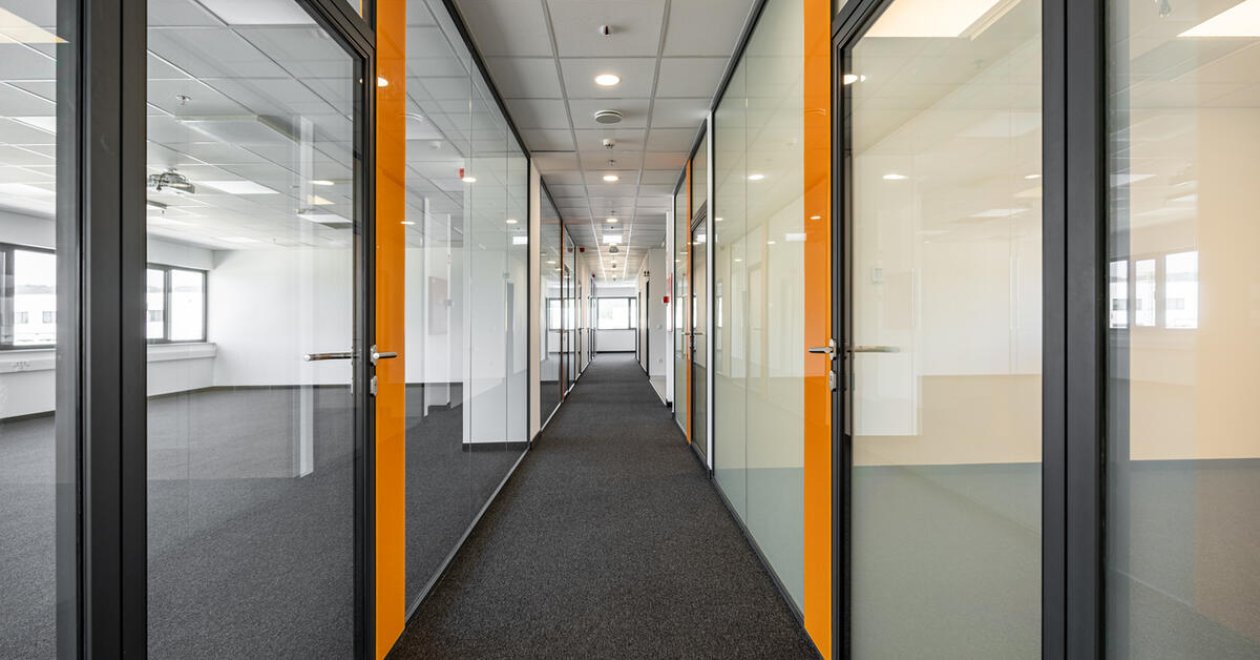 Okosfólia integráció a SIMO üvegfalrendszereknél – diszkréció és átláthatóság egyben