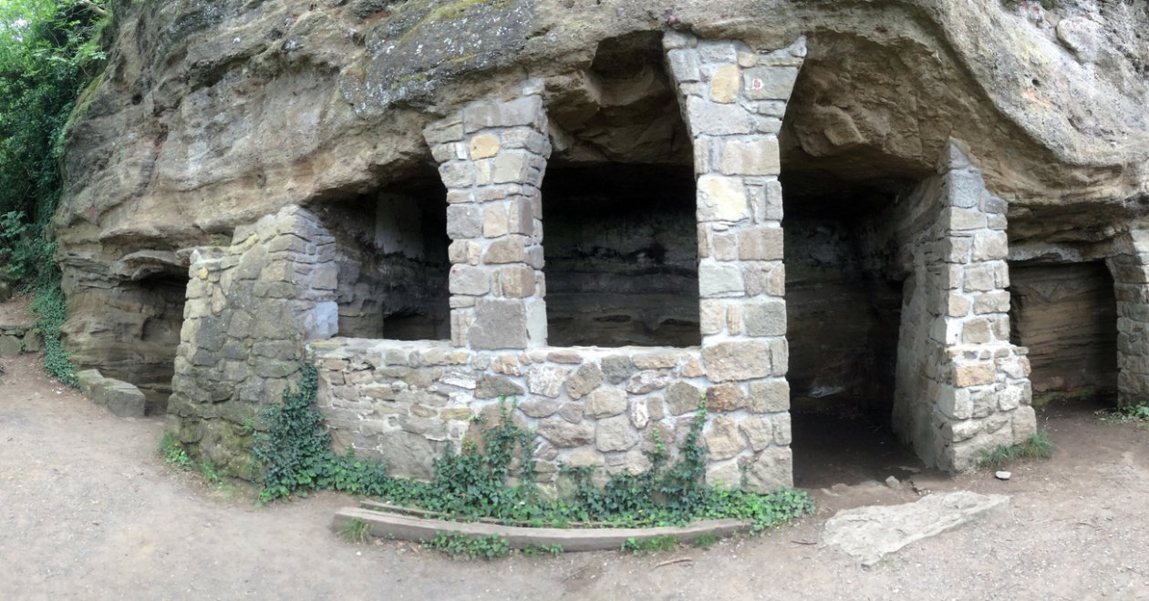 Tihanyi Barátlakások: A Balaton „sziklavárosának” misztikus titkai